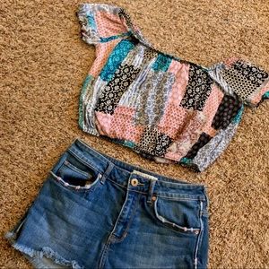 Printed off-the-shoulder Cropped Tee